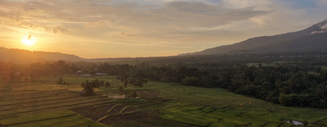 Bentang alam Sulawesi saat matahari terbit